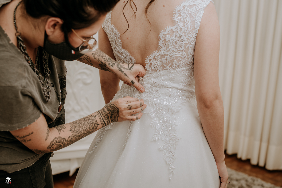 Noiva colocando o vestido