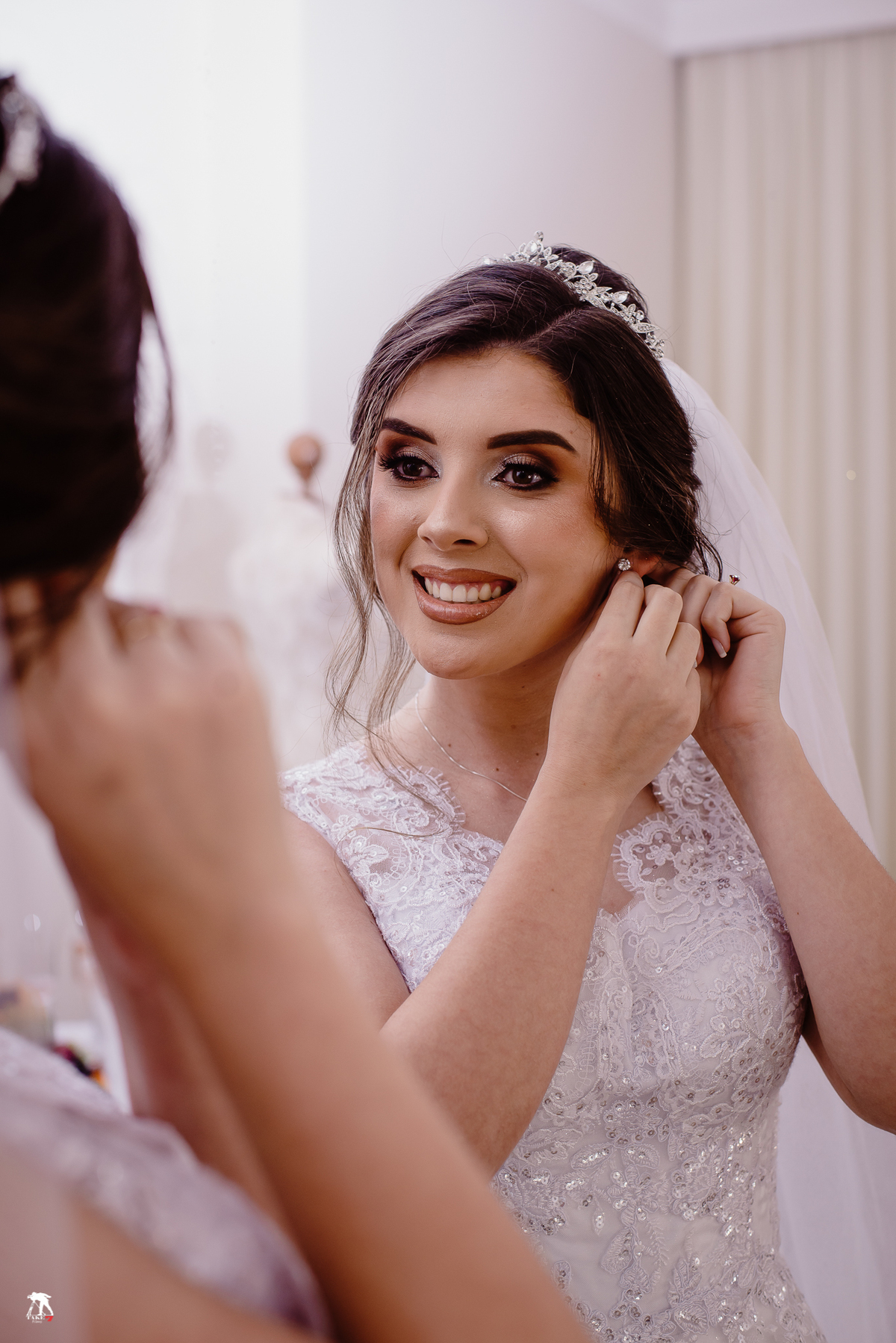 Noiva colocando os brincos 