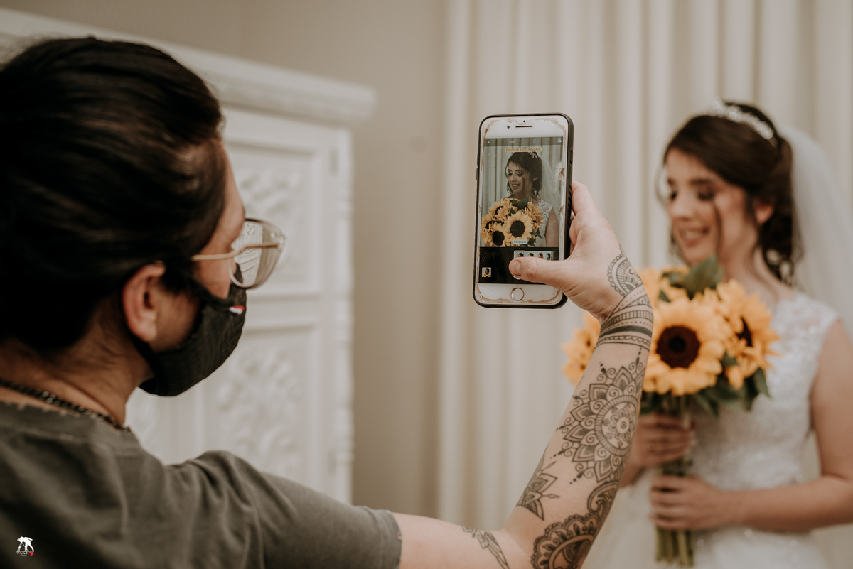 Foto da noiva com o celular 