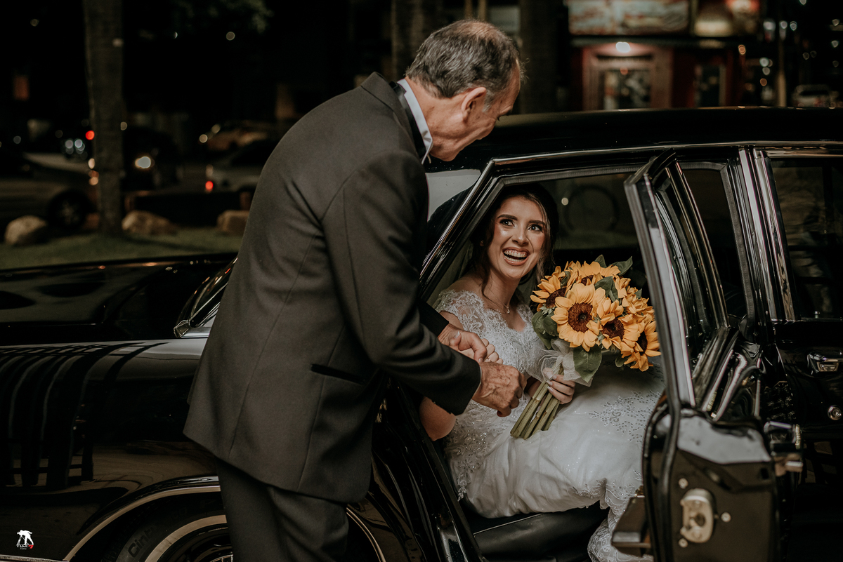 Noiva saindo do carro