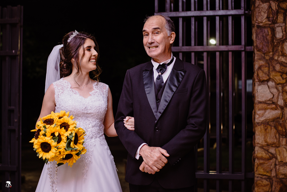 Noiva com o pai na porta da igreja 