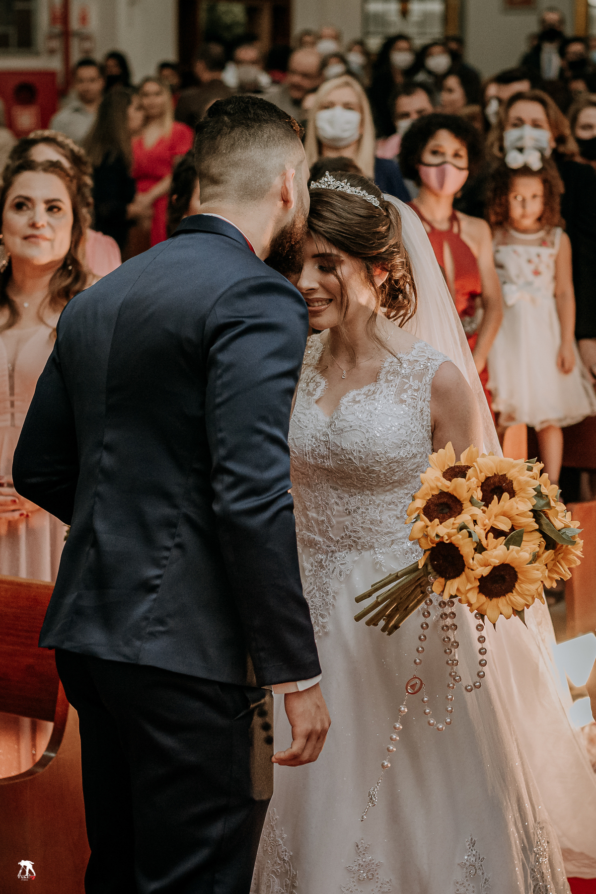 Noivo recepcionando noiva no casamento