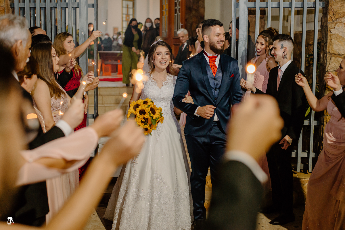 Saída dos noivos com Sparkles 