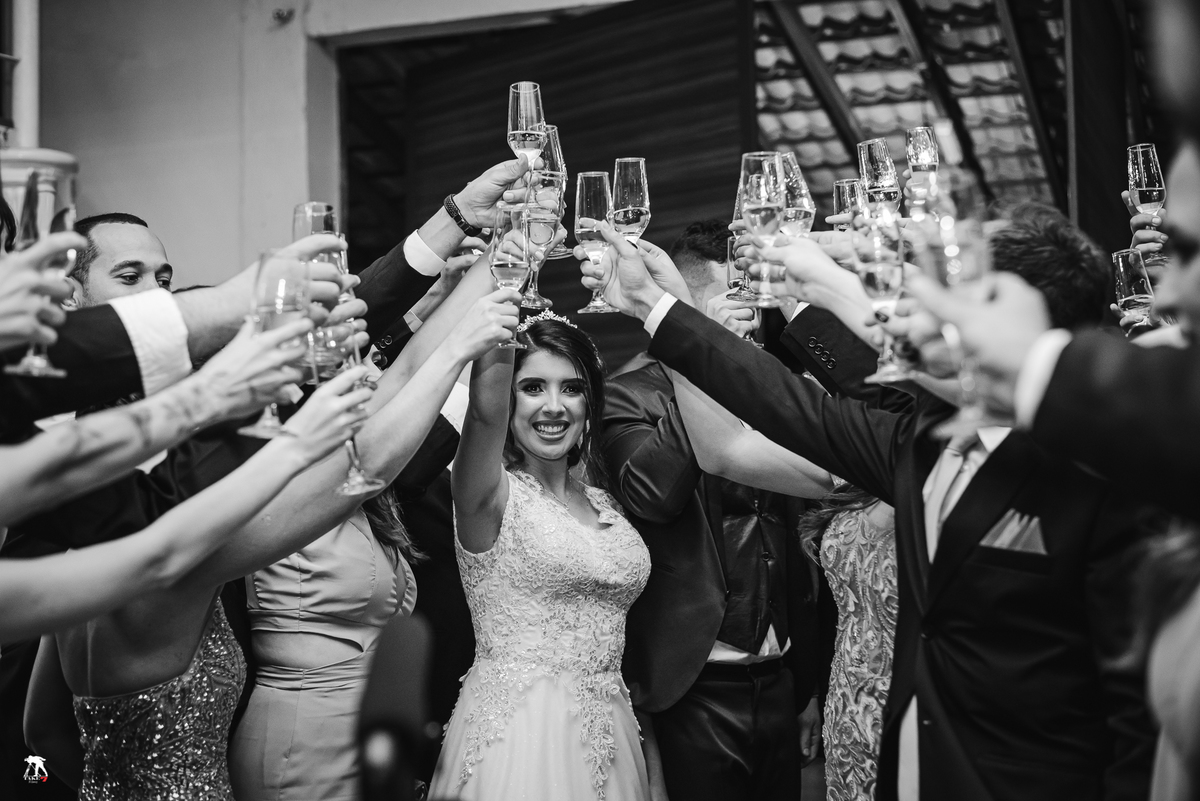 Brinde dos noivos com padrinhos