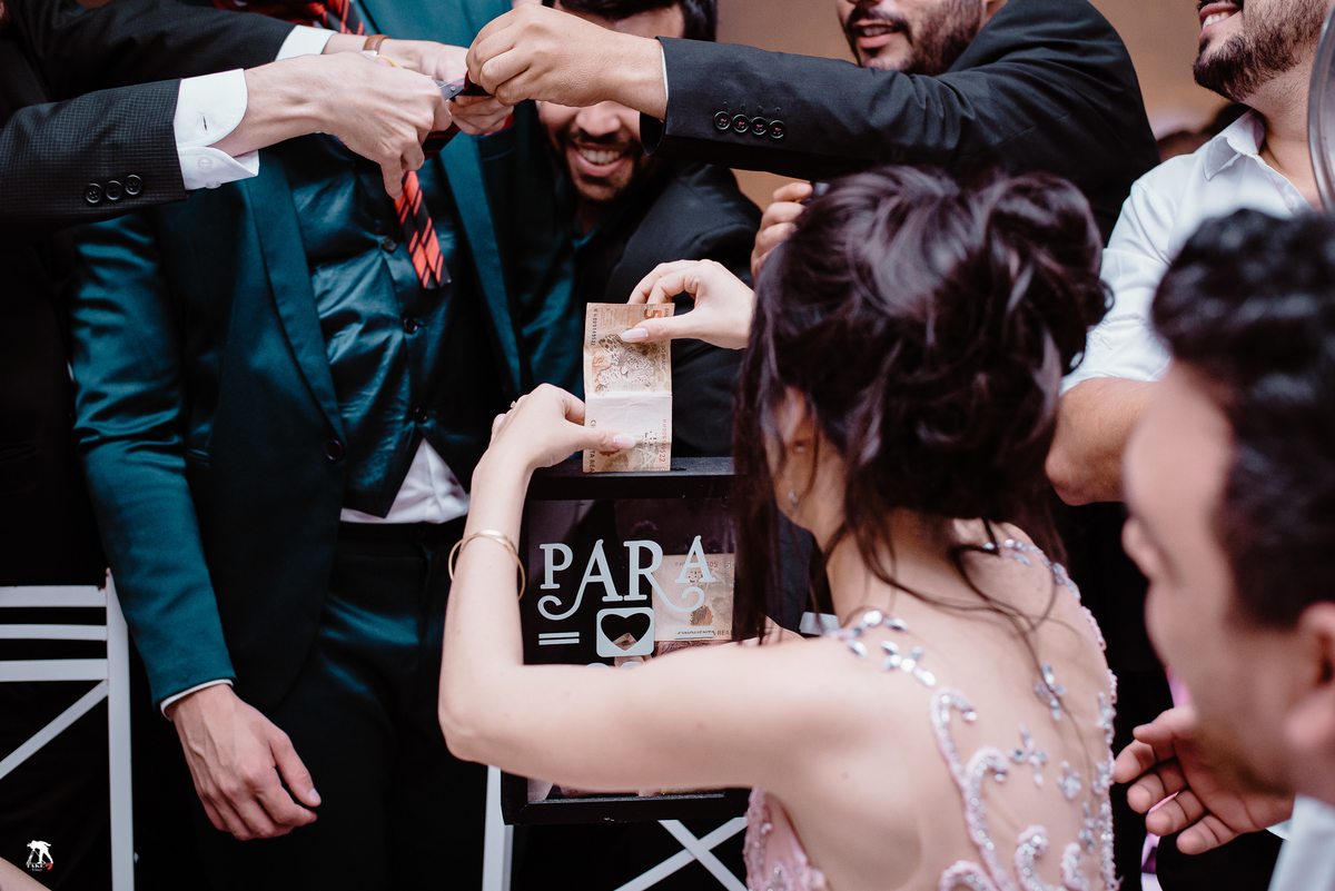 Madrinha pagando a gravata 