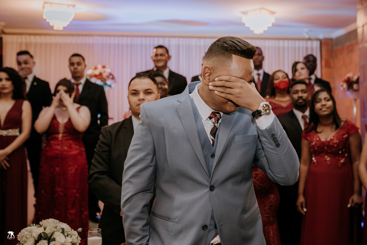 noivo chorando no casamento