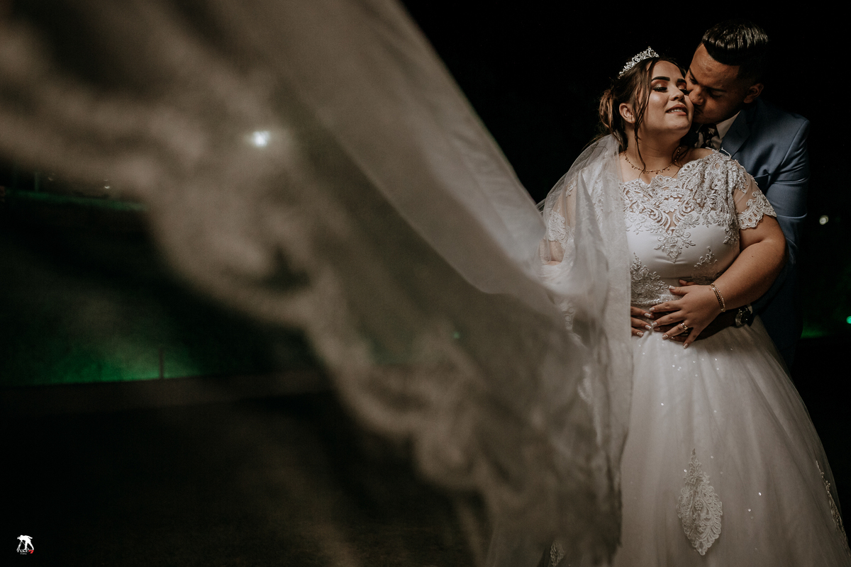 noivo beijando a noiva 