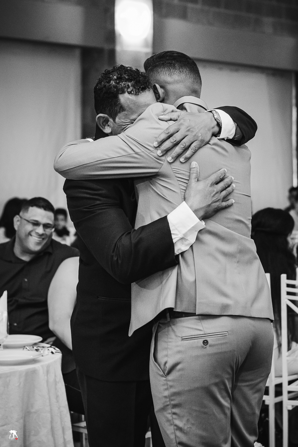 abraço do noivo com o pai 