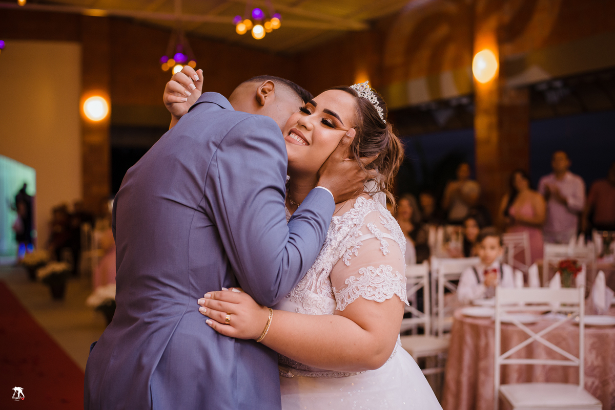 carinho do noivo na noiva 