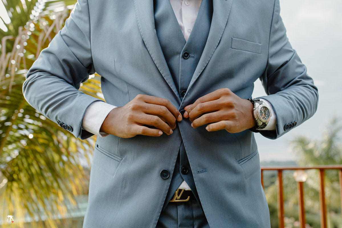 noivo colocando terno