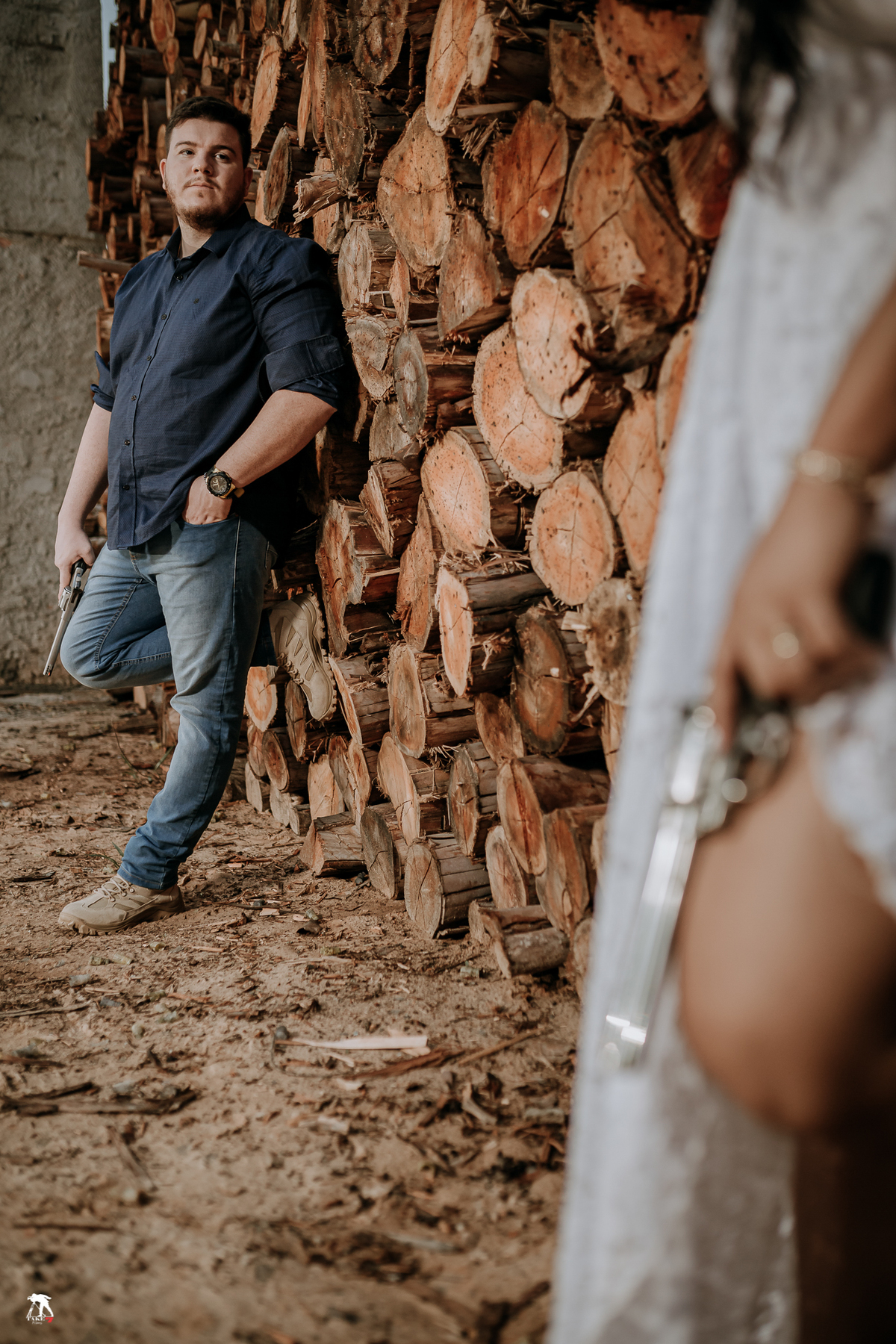 Noivos segurando a arma