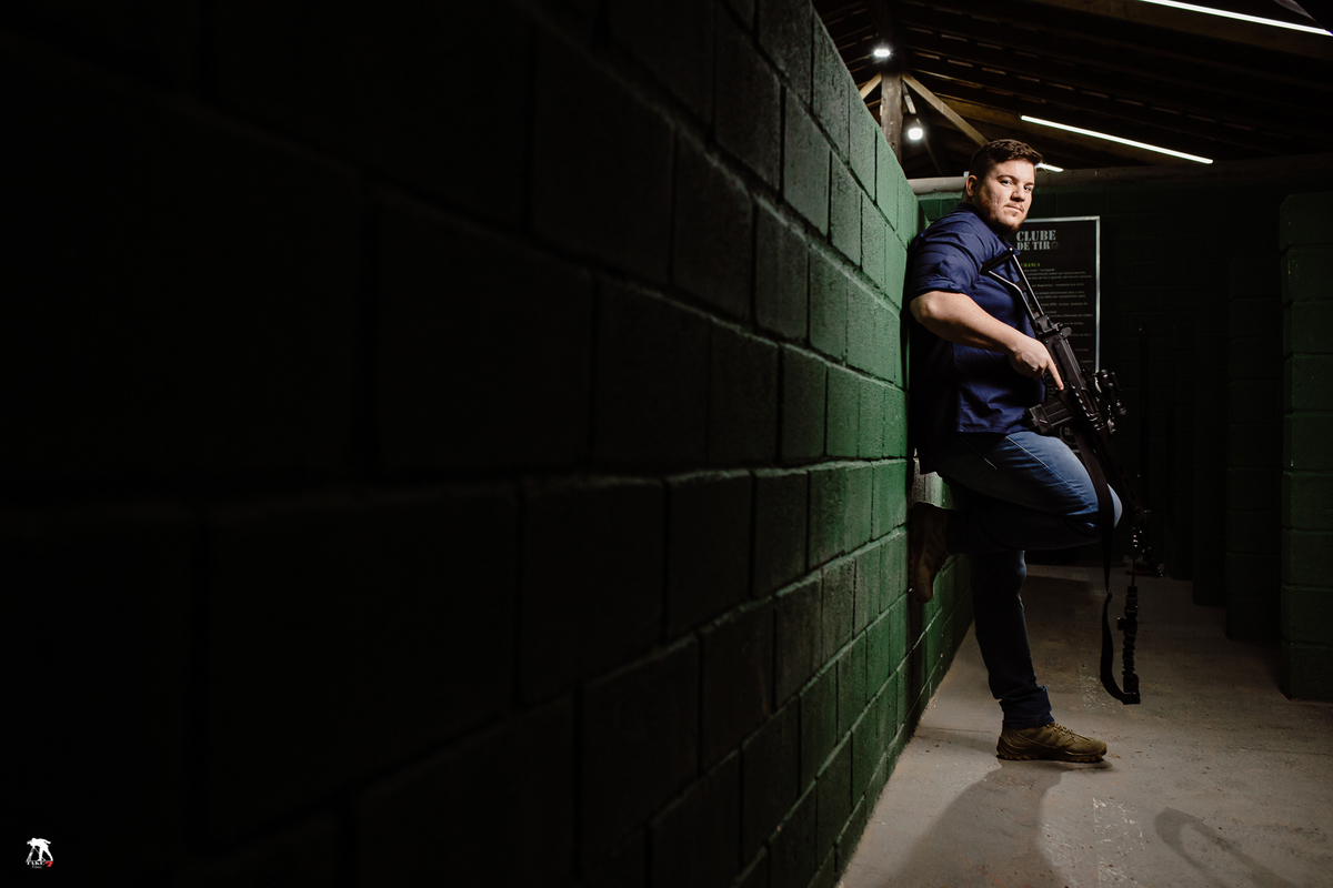 Noivo no ensaio com arma de fogo