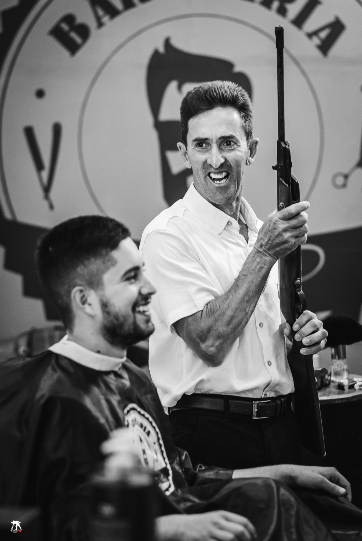 Pai da noiva com espingarda 