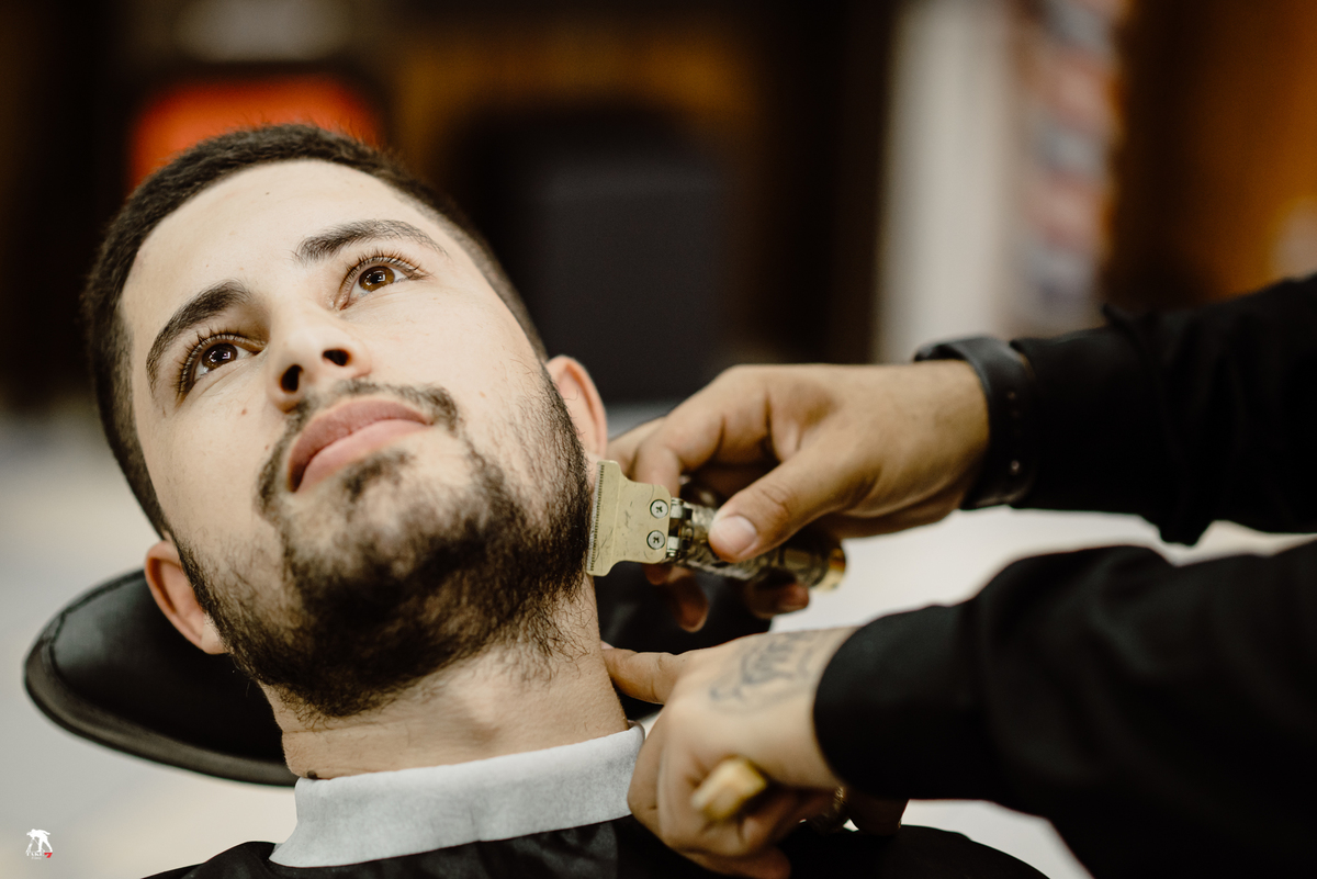 Noivo fazendo a barba 