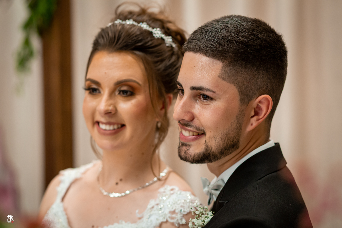 Olhar do noivo na mesa do bolo