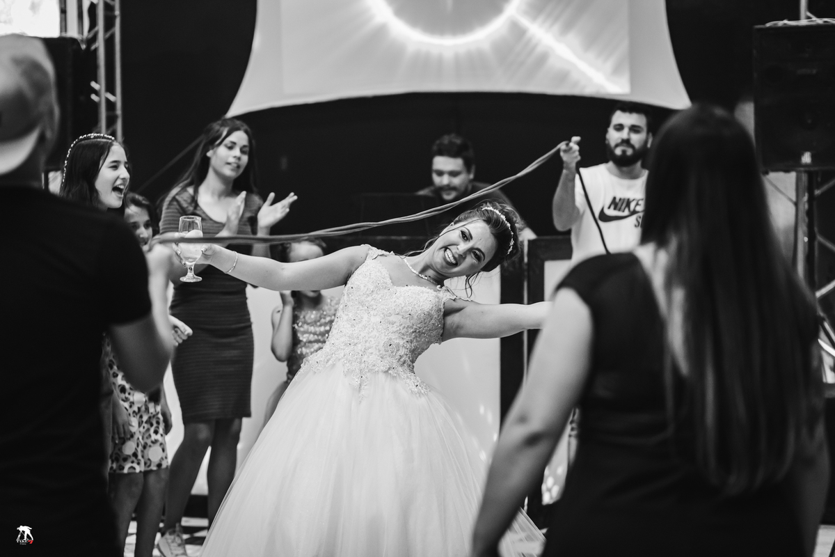 noiva dançando no casamento 