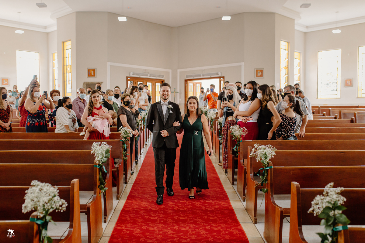 entrada do noivo com a mãe 