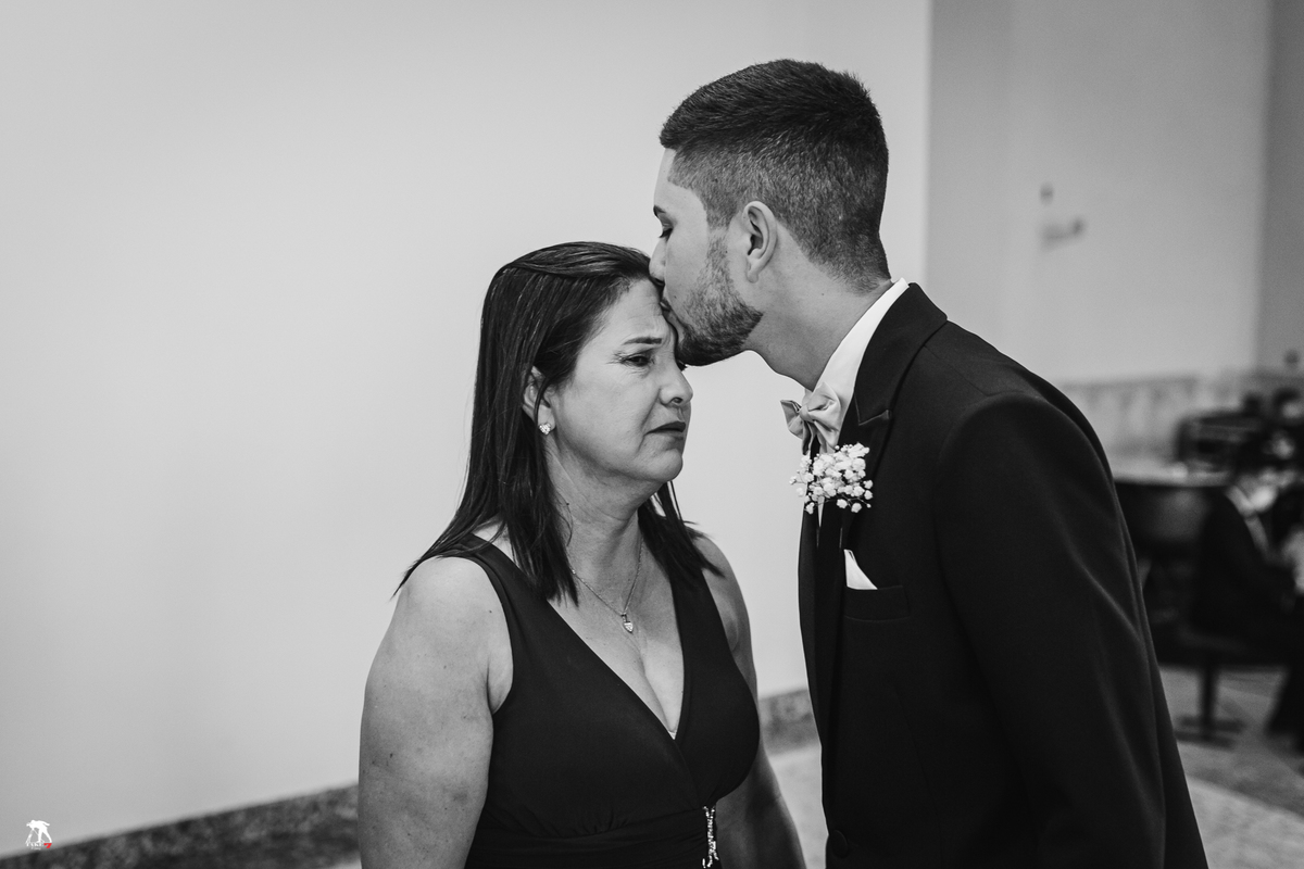 noivo beijando a testa da mãe 