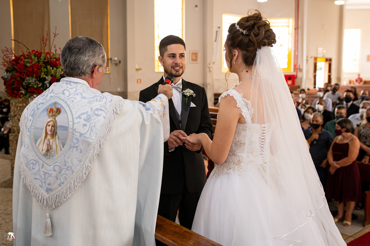 noivo sorrindo pra noiva 