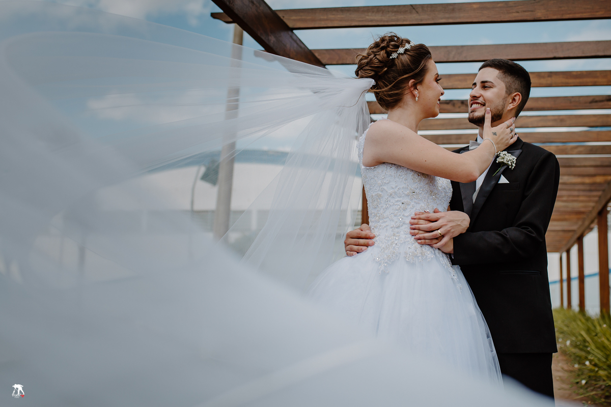 noivos com vèu da noiva 