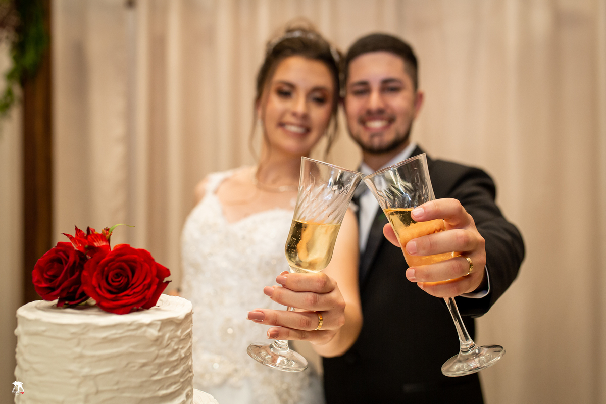 Noivos segurando a taça 