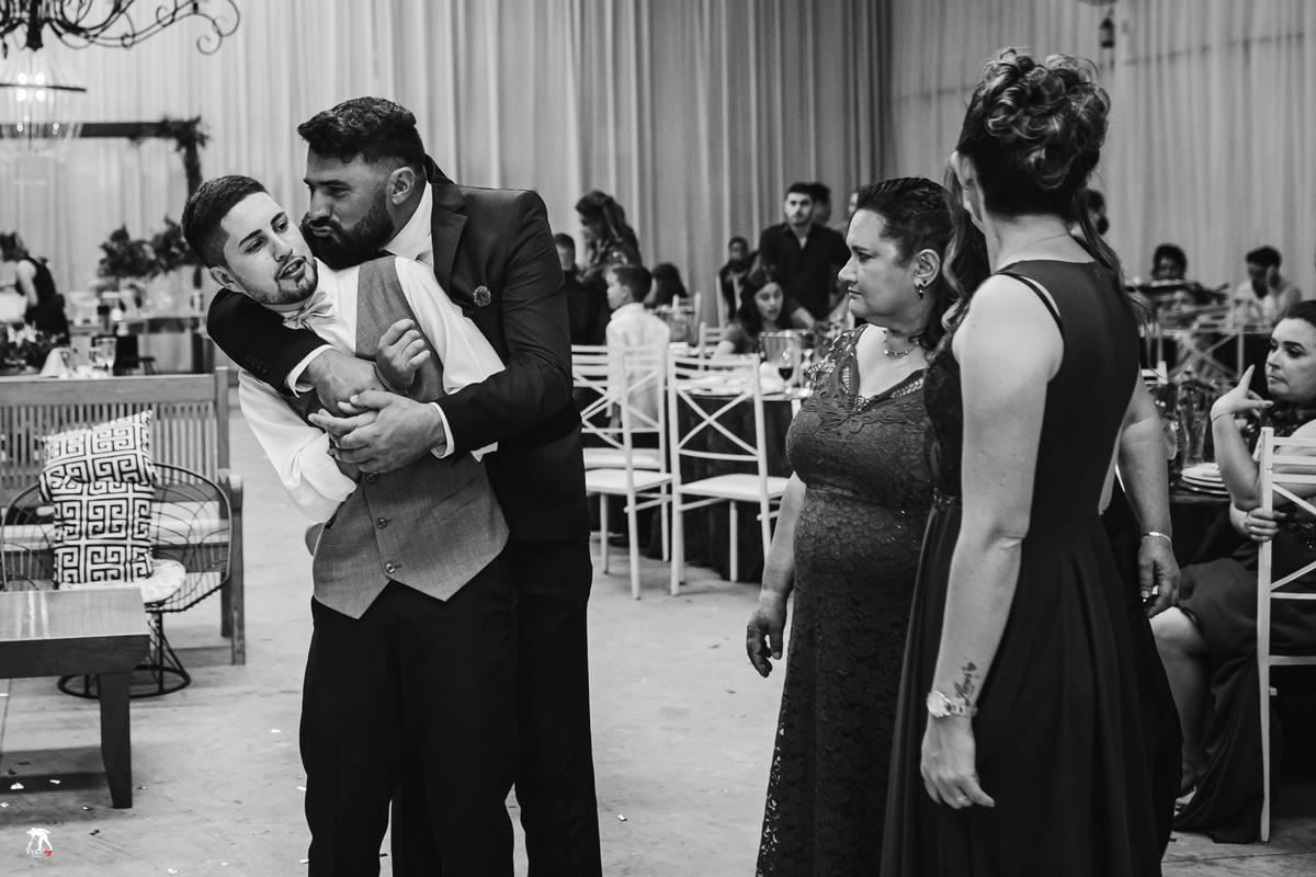 Carinho de padrinho no noivo