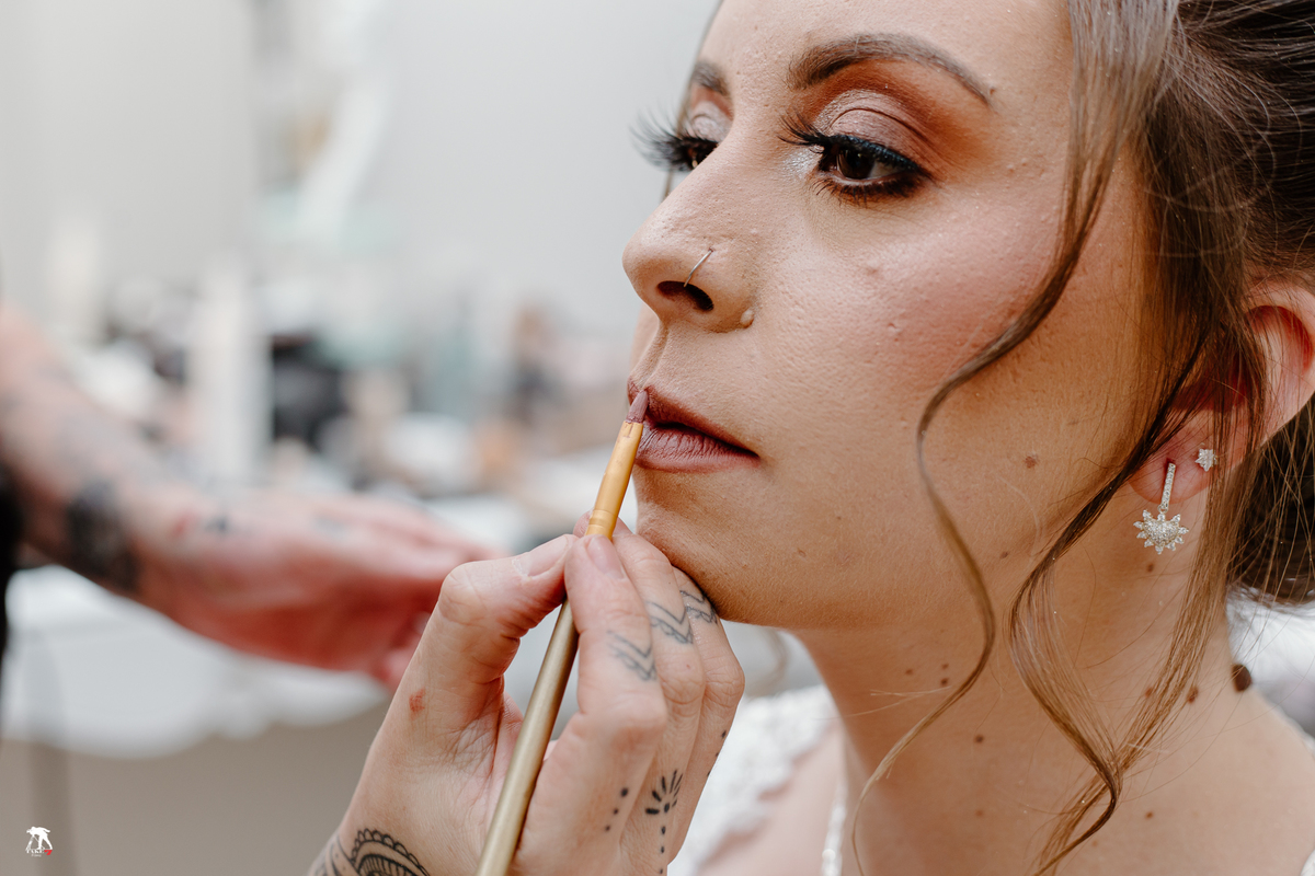 Noiva passando o batom