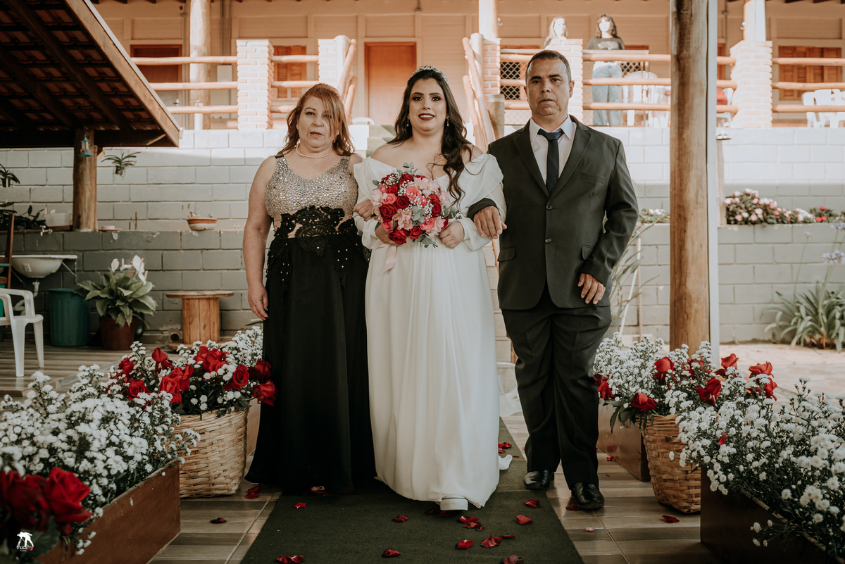 Entrada da noiva com os pais no casamento