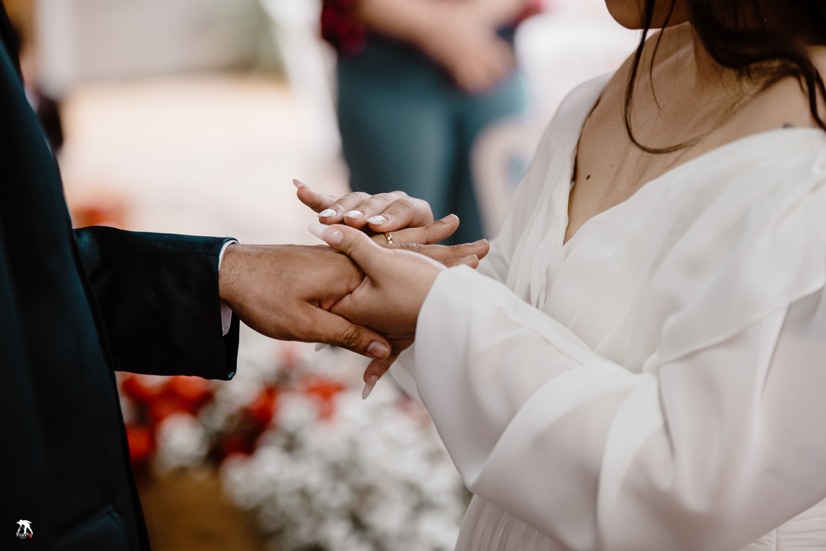 Noiva colocando aliança no noivo