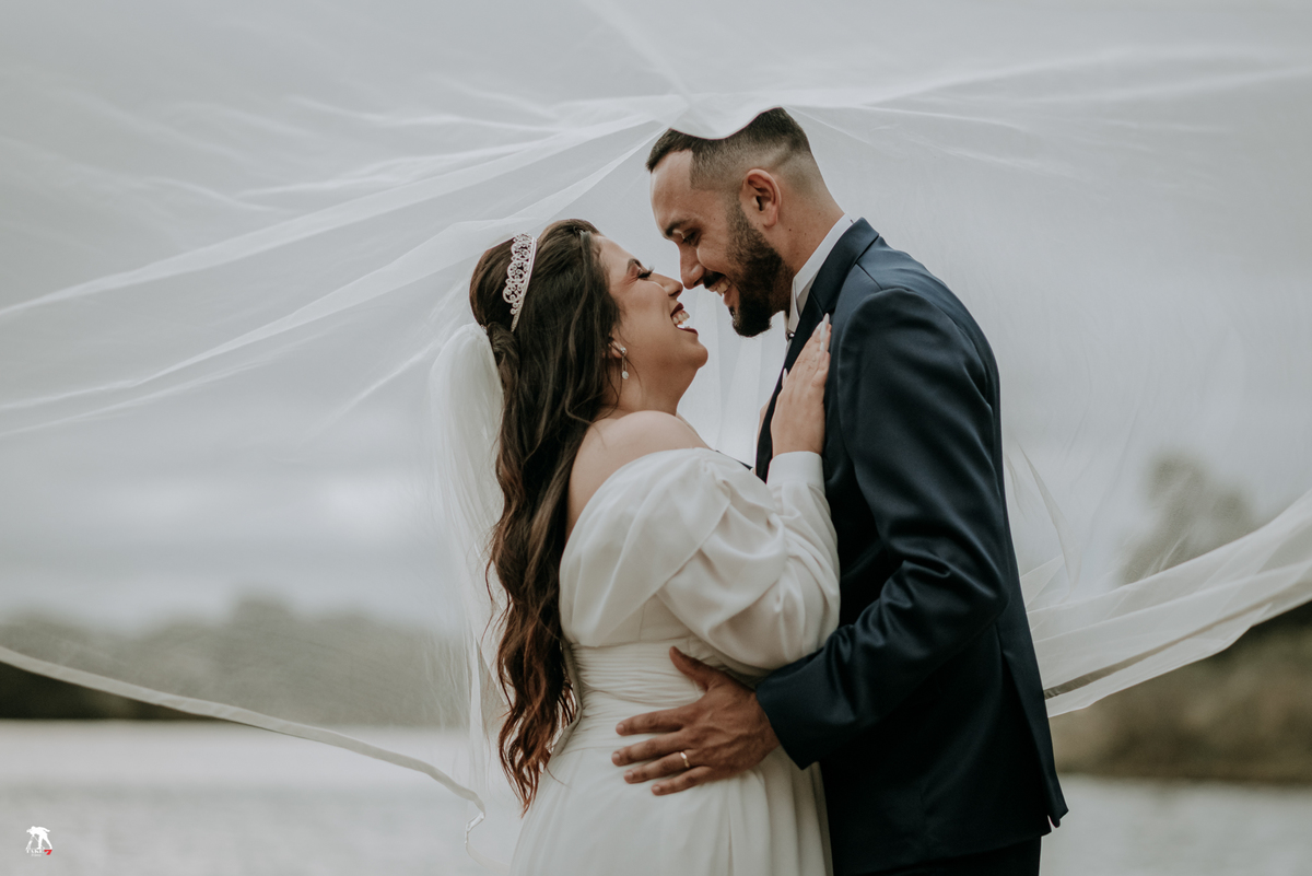 noivos com véu da noiva 