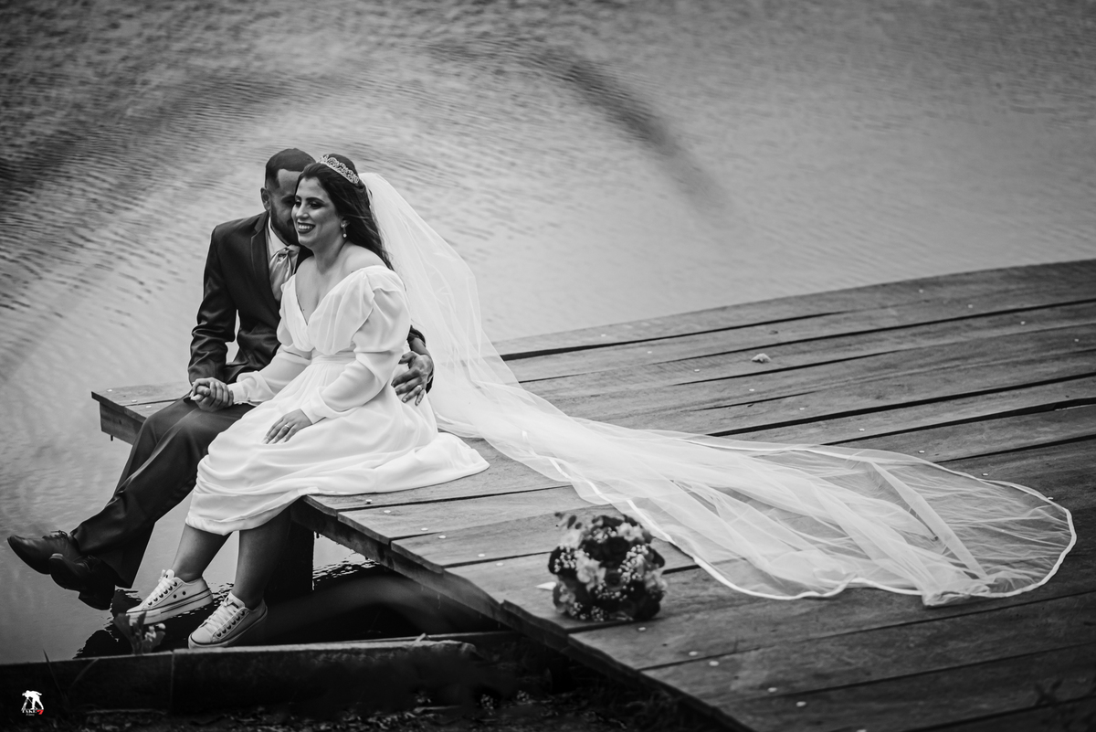 Noivos sentados no deck 