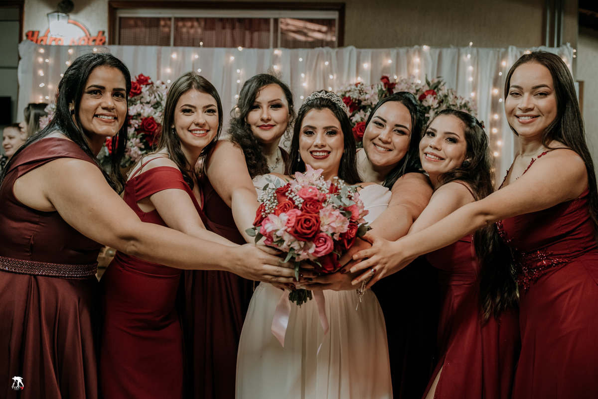 Noiva jogando o buque 