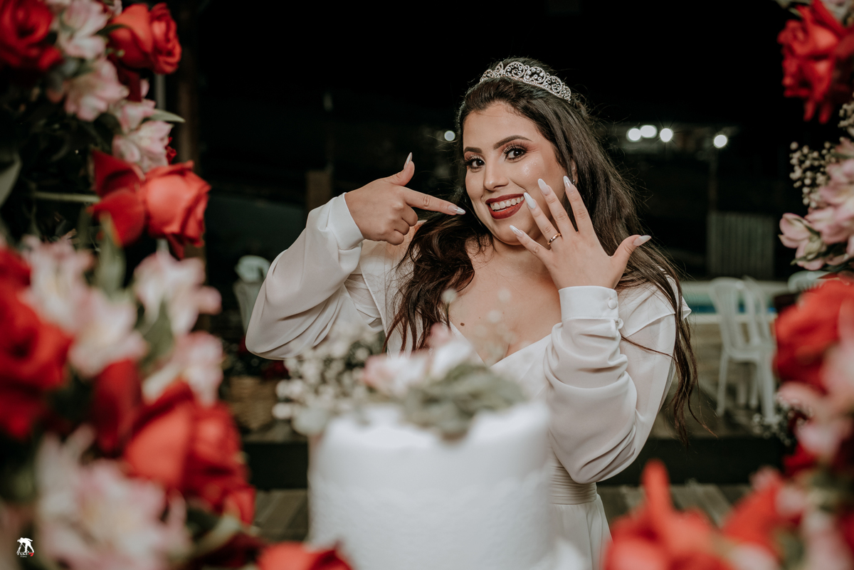 Noiva mostrando a aliança no casamento