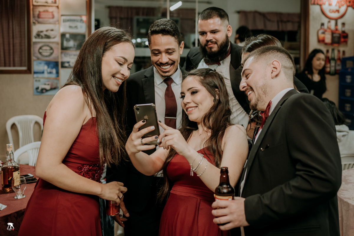 Padrinhos tirando selfie no casamento
