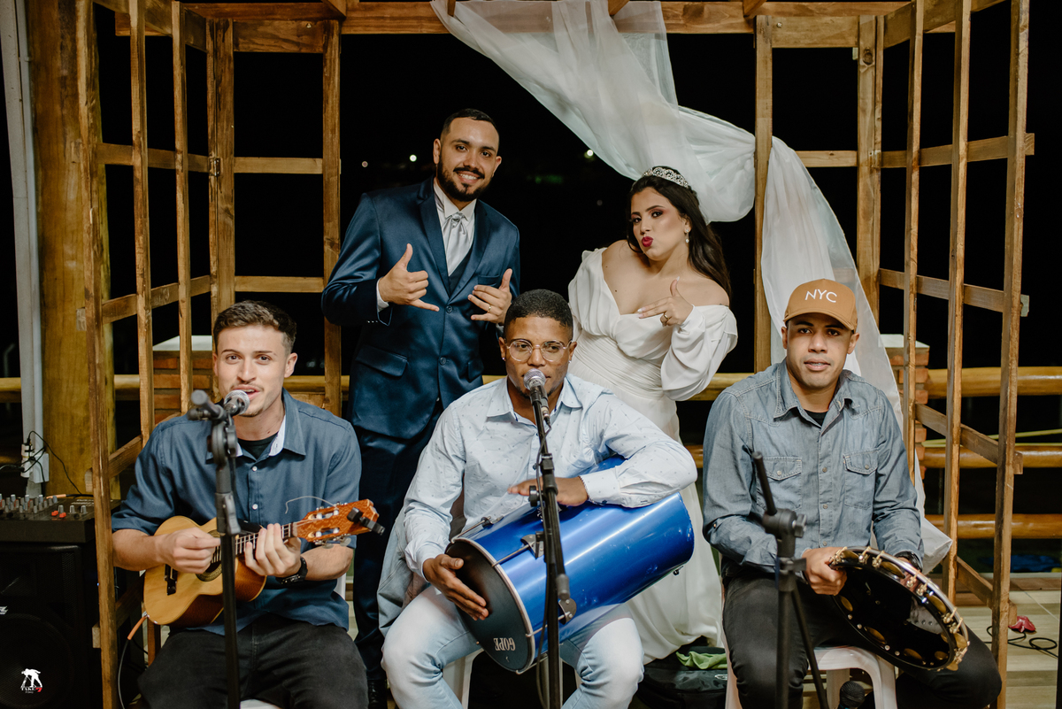 Noivos com grupo de pagode no casamento