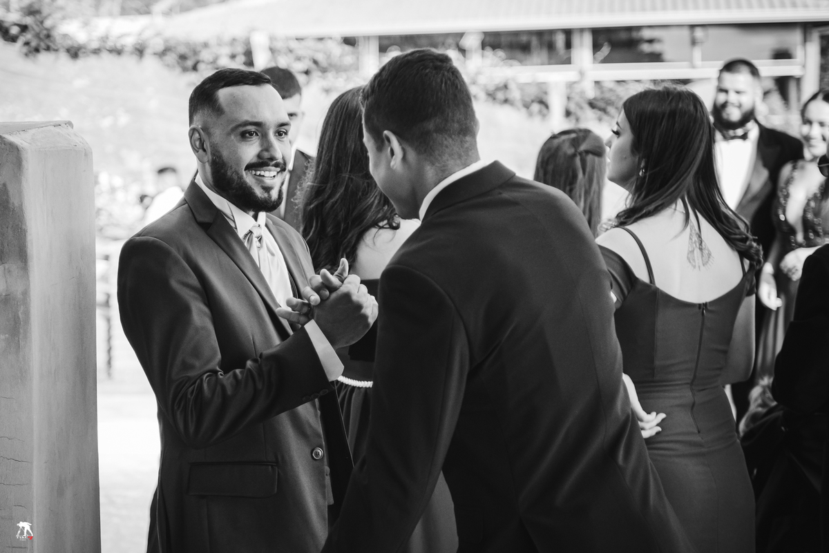 Noivo com padrinhos na cerimonia 