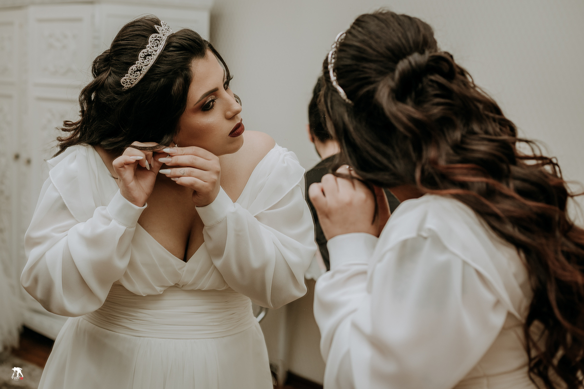 Noiva colocando os brincos 