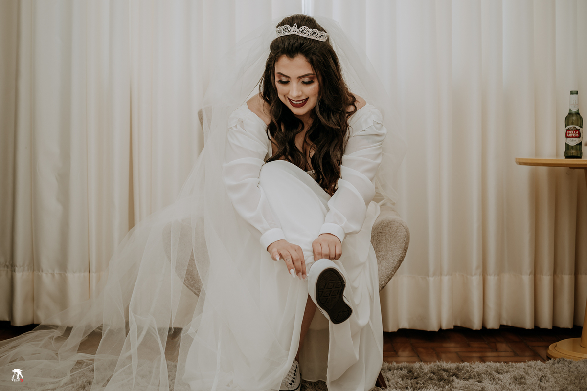 Noiva colocando o tênis 