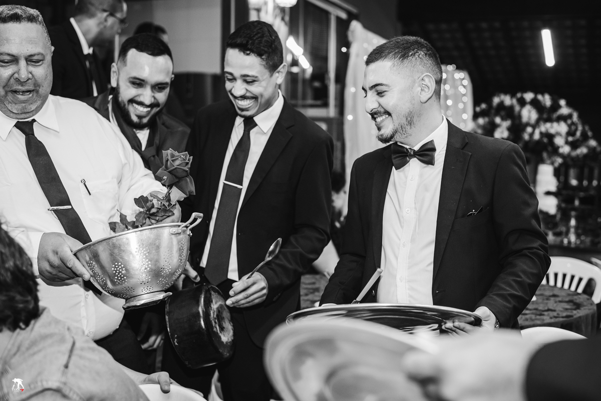 Padrinhos no momento da gravata 