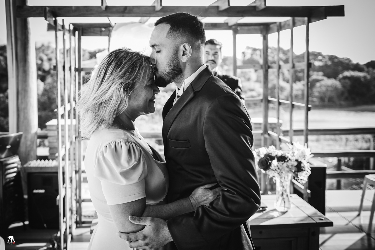 Noivo beijando a mãe 