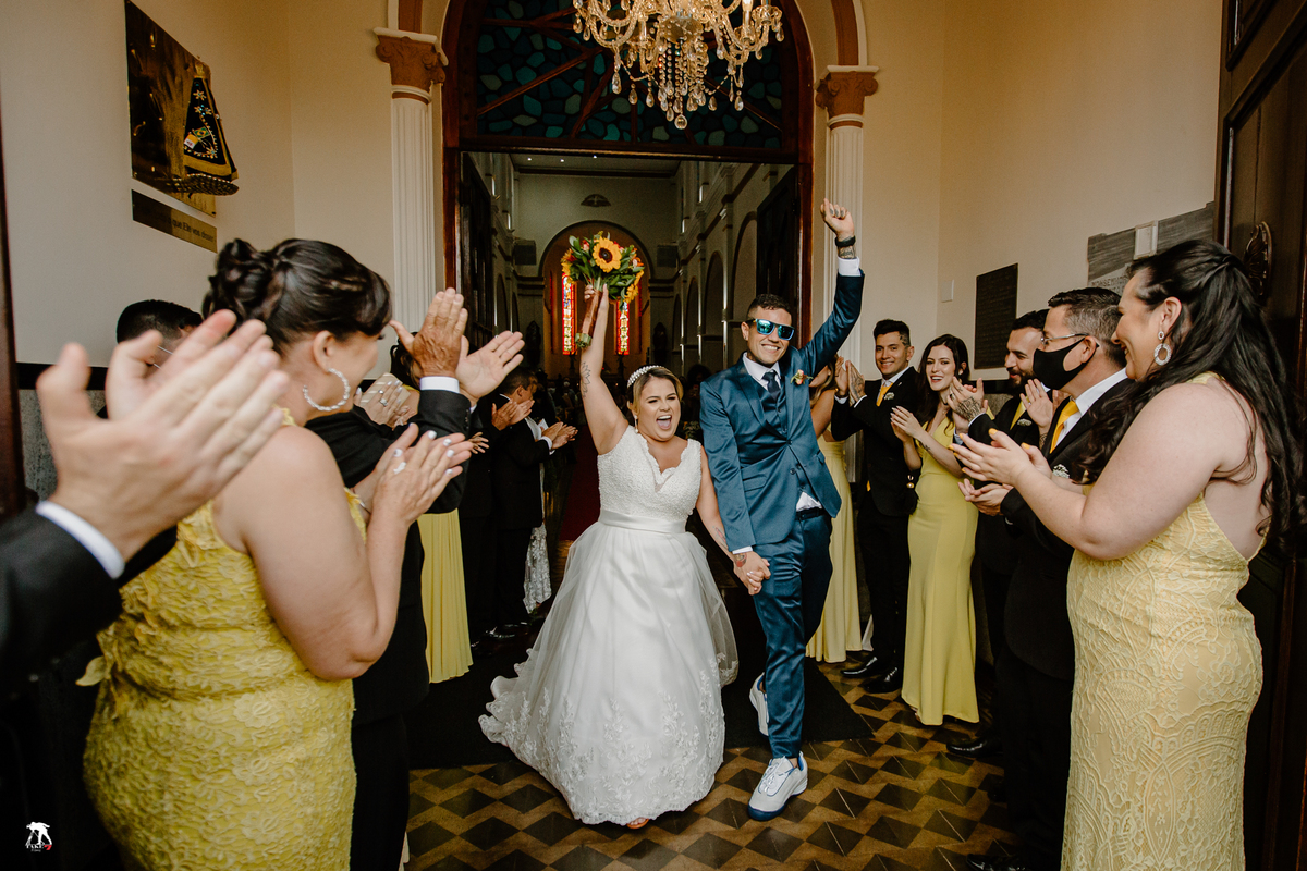 saída dos noivos da igreja 