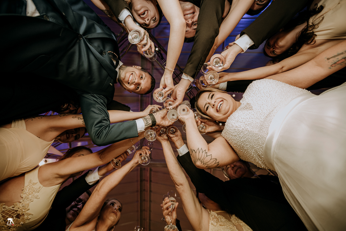 noivos brindando com padrinhos 