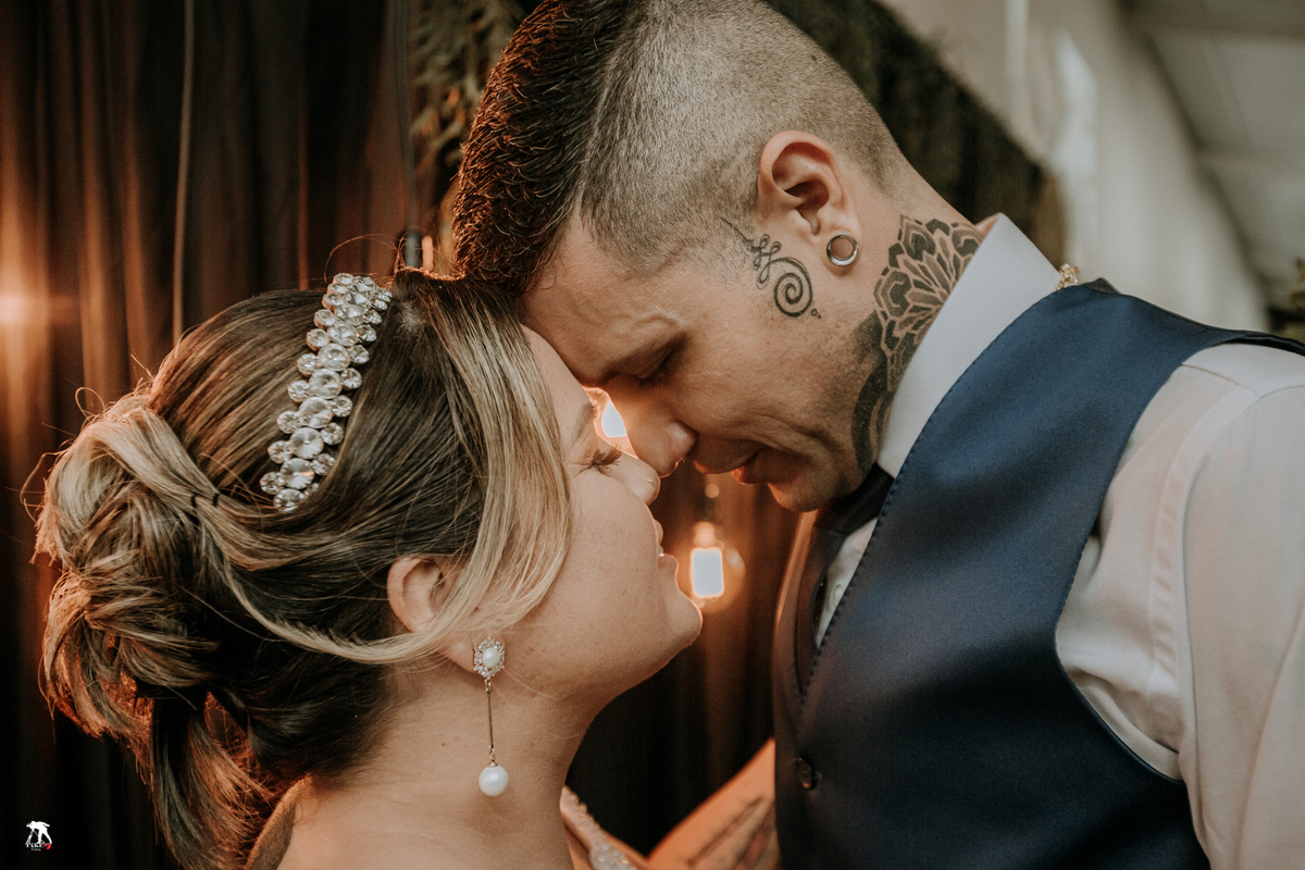 noivos com lâmpadas ao fundo 