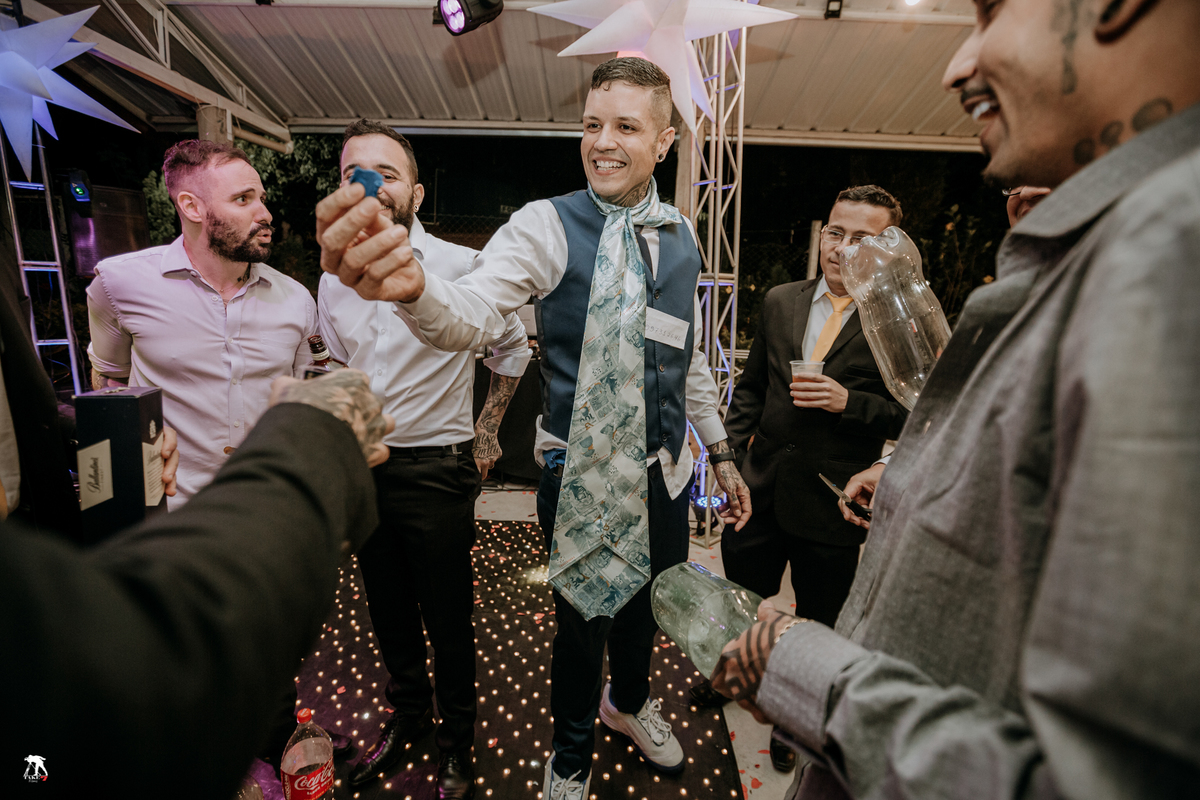 corte da gravata do noivo 