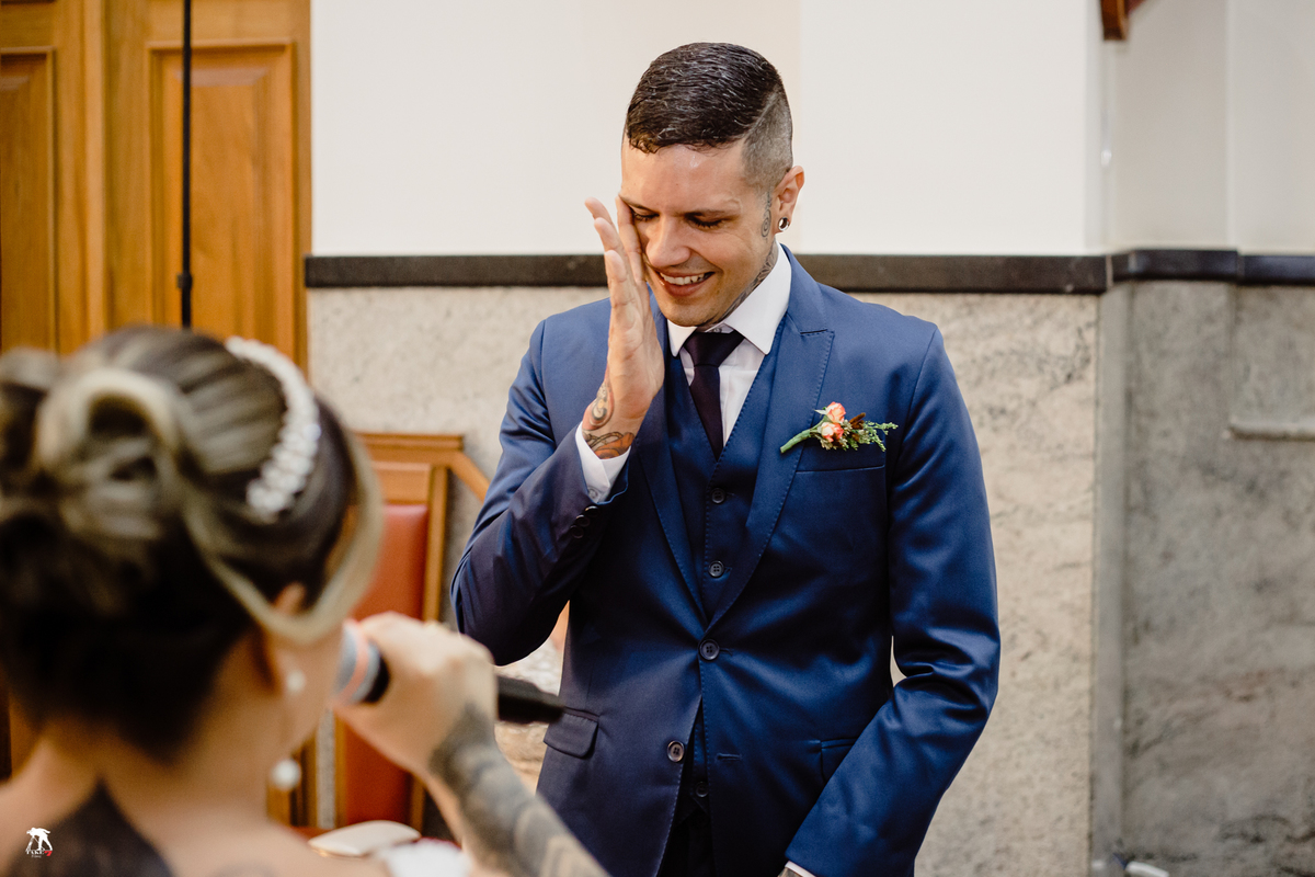 noiva cantando para o noivo no casamento 