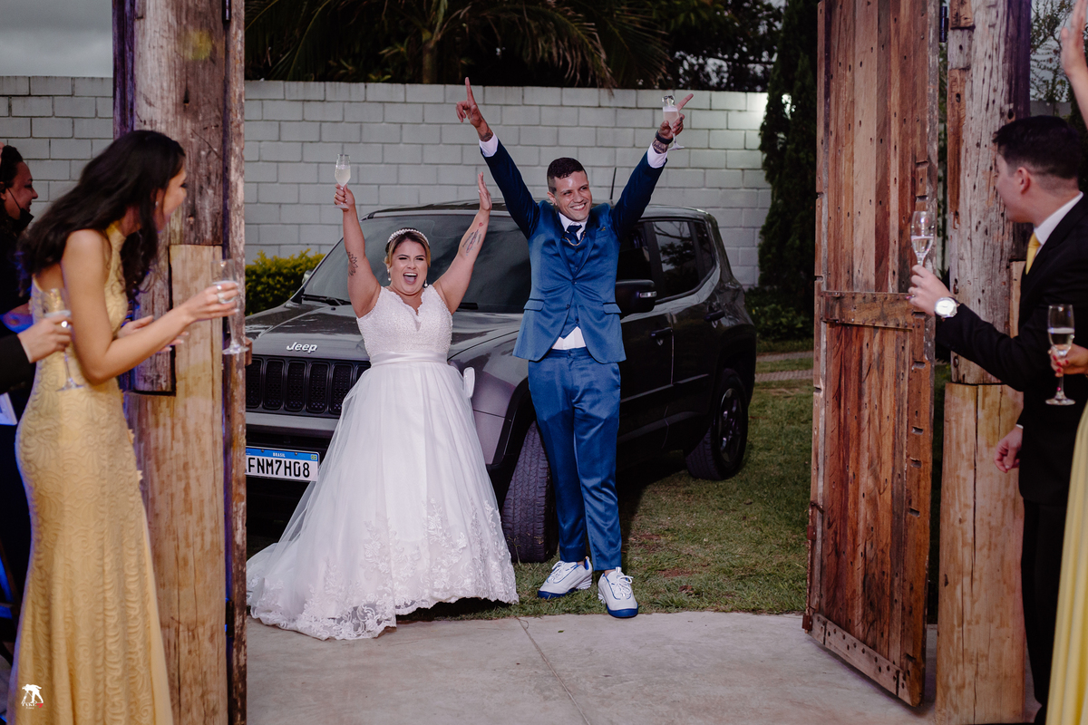 entrada dos noivos na festa de casamento 