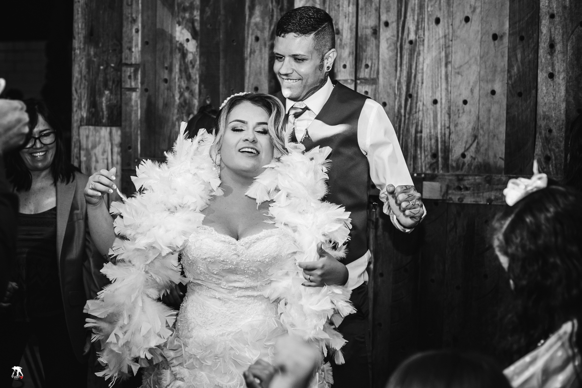 noivos dançando na festa de casamento 