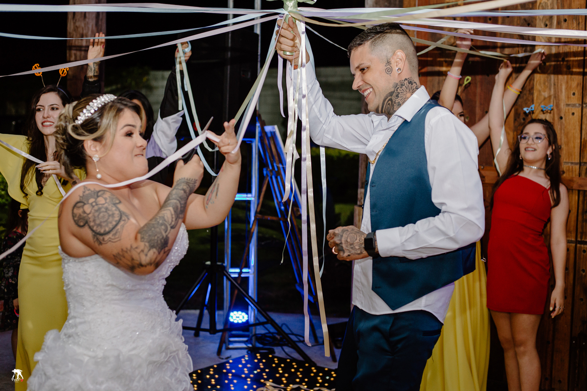 noiva cortando a fita do buque 