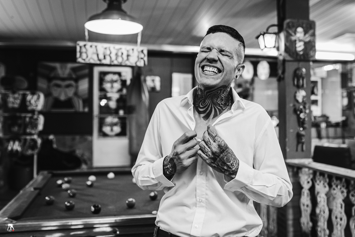 noivo sorrindo na barbearia