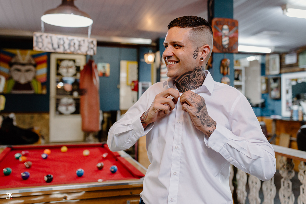 noivo colocando camisa 